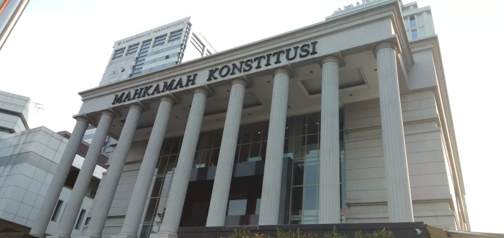 Hakim MK Pengganti Anwar...