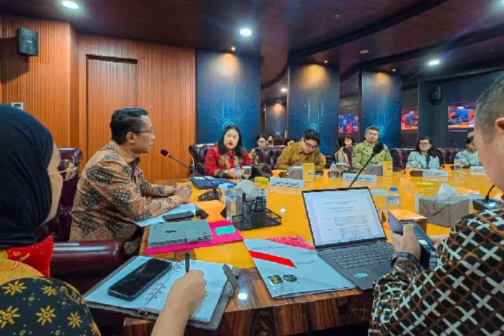 Bertemu Menteri Hukum,...