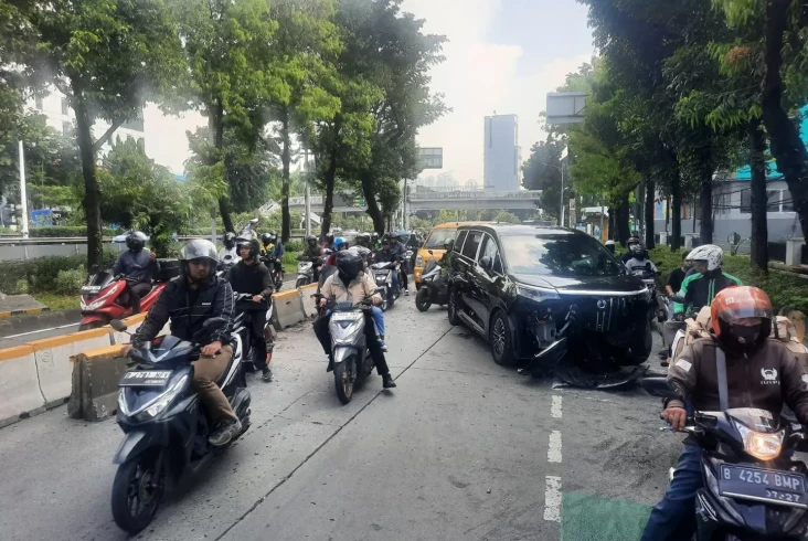 Mobil Listrik Tabrak...