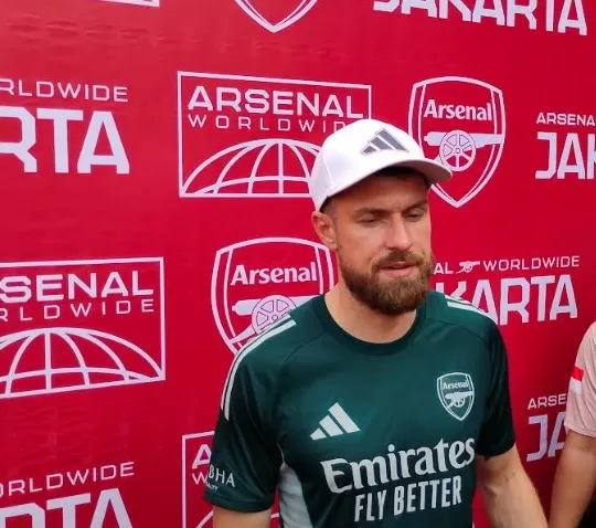 Legenda Arsenal Aaron...