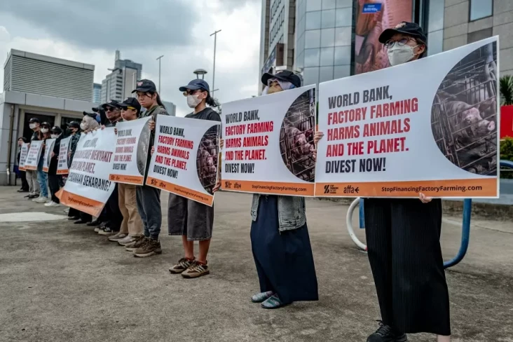 World Bank Didesak Hentikan...