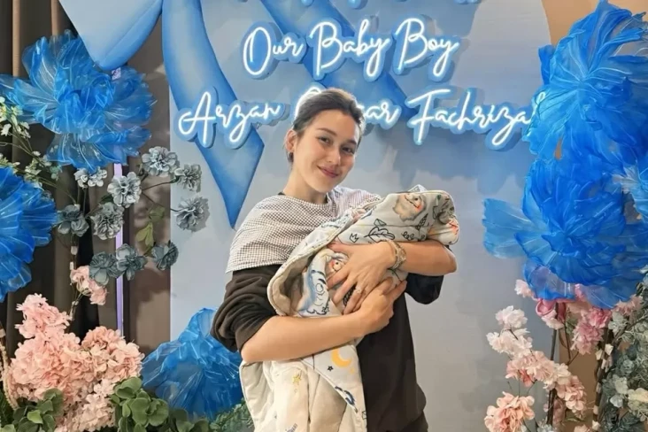 Adik Ayu Ting Ting Melahirkan,...