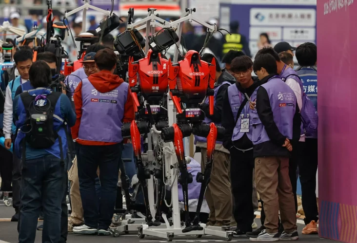 Robot China Finish Lomba...