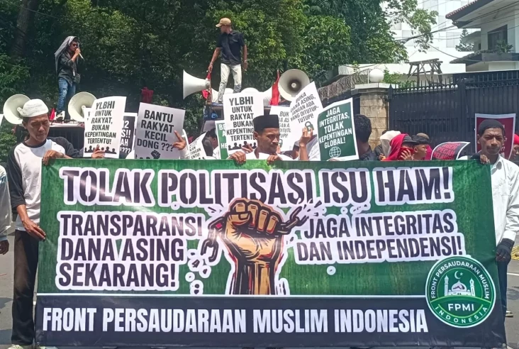 Aksi FPMI Menuntut YLBHI...