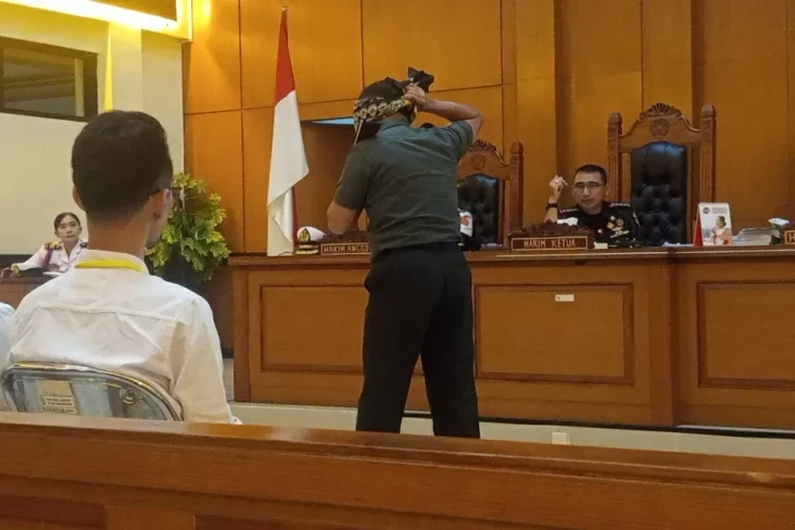 Serka Nasir Peragakan...