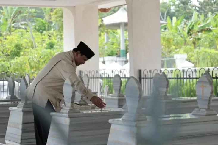 Prabowo Ziarah ke Makam...