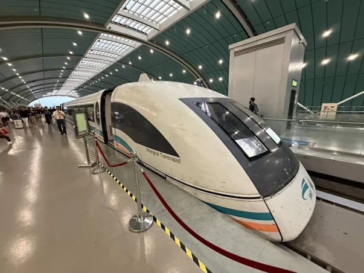 10 Kereta Api Tercepat...