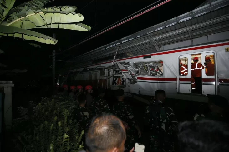 38 Penumpang KRL Dirawat...