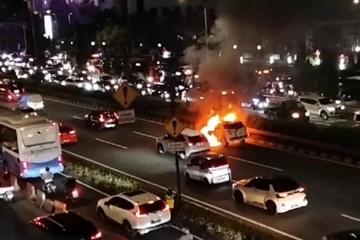 Mobil Terbakar di Tol...