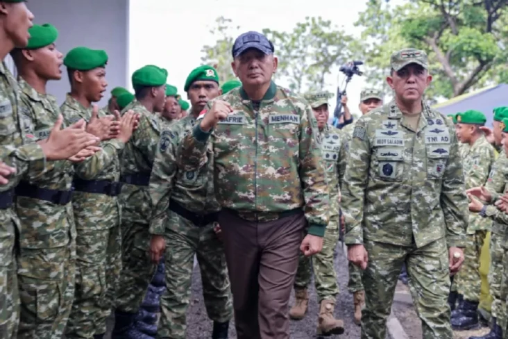 Tinjau Pembangunan Yonif...