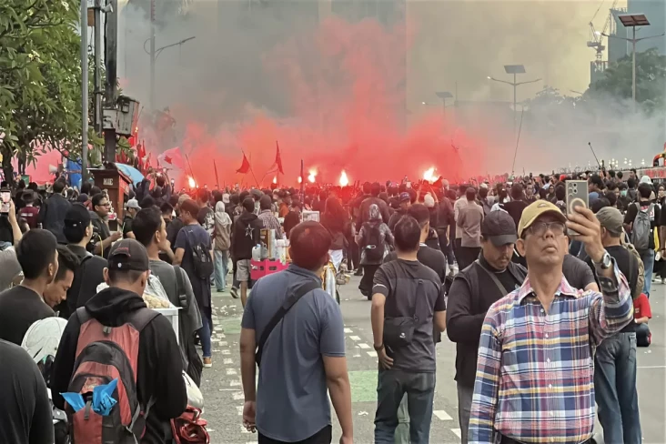 Massa Buruh Masih Demo...