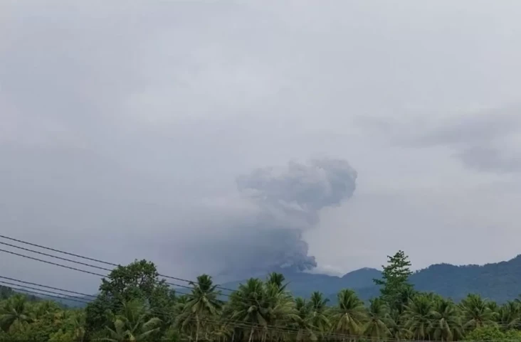 Gunung Dukono Erupsi,...