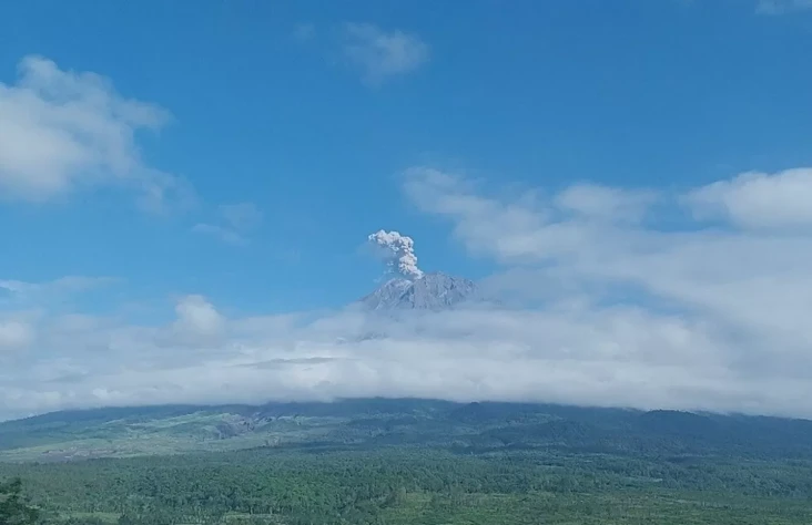 Gunung Semeru Erupsi...