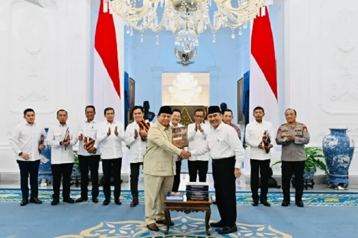 Prabowo Terima 10 Buku...