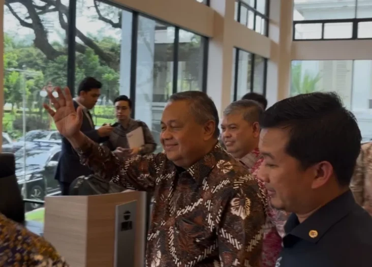 Rupiah Jeblok Tembus...
