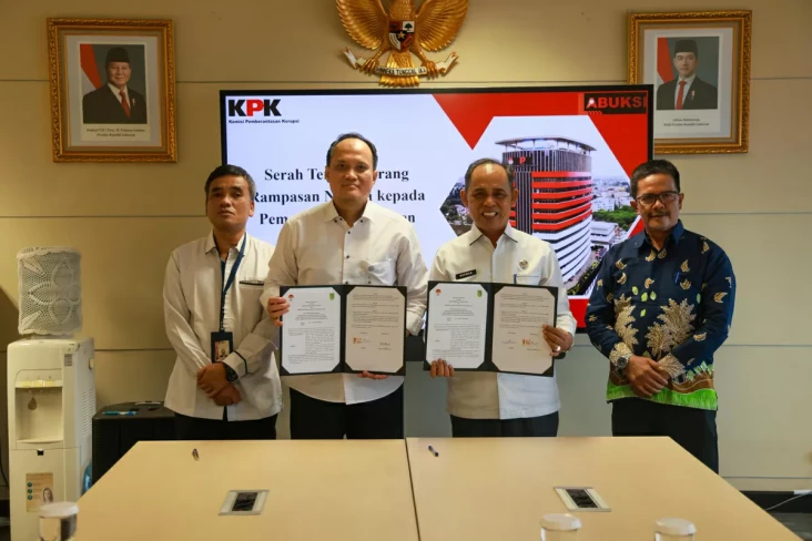 KPK Hibahkan 13 Bidang...