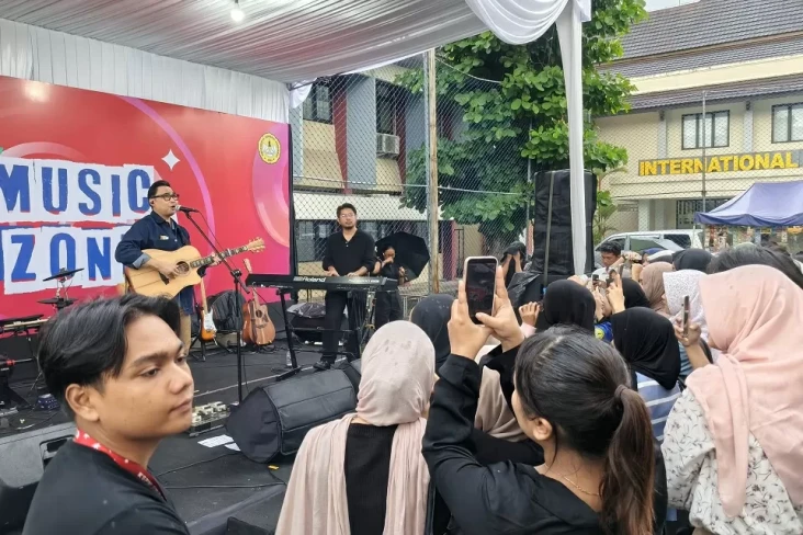 Hujan Tak Surutkan Antusias...