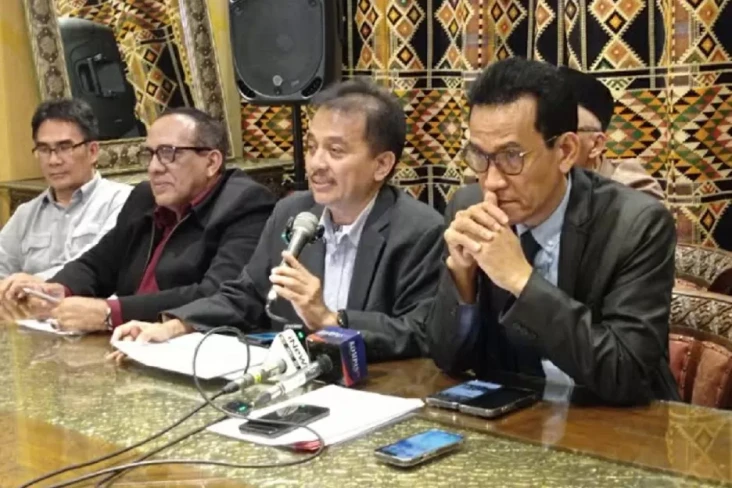 Roy Suryo Cs Ajukan...