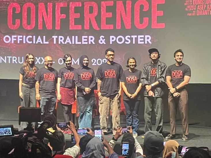Debut Jadi Produser,...