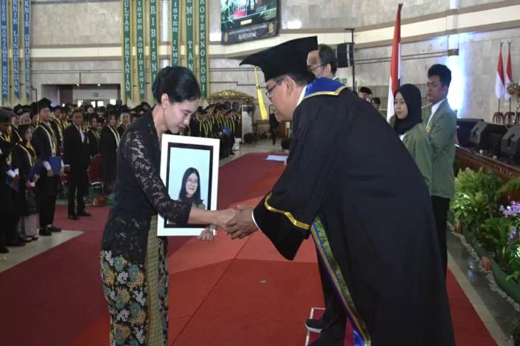 Haru, Ibu Wakili Wisuda...
