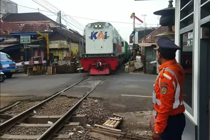 Lowongan Penjaga Perlintasan...