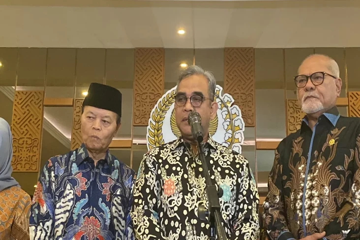 Ketua MPR Ungkap Alasan...