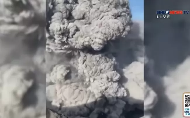 Erupsi Gunung Dukono...