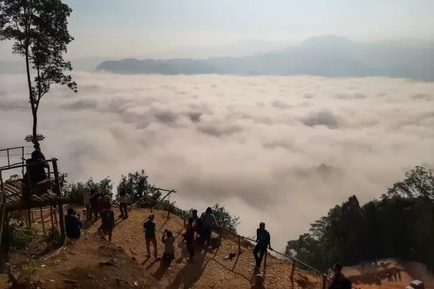 Di Balik Pesona Negeri...