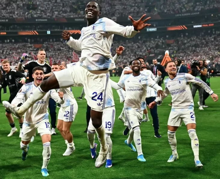 Aston Villa Juara Liga...