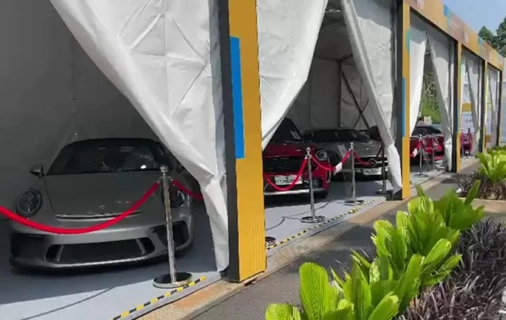 Intip Koleksi Mobil...
