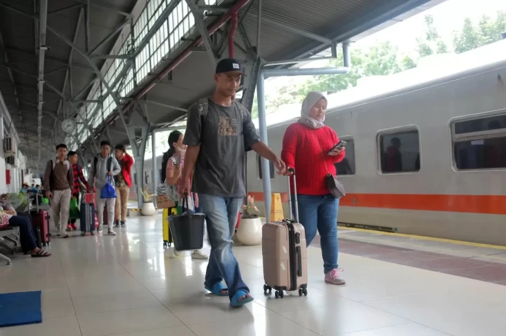KA Jaka Tingkir dan...