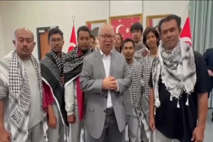 9 WNI Jalani Pemeriksaan...