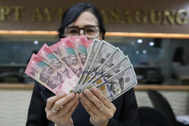 Rupiah Lagi-lagi Tembus...