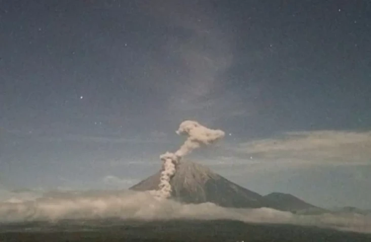 Gunung Semeru Erupsi...