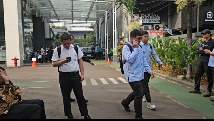 Kejagung Geledah Kantor...