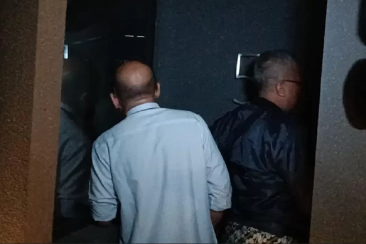 Penyidik KPK Datangi...