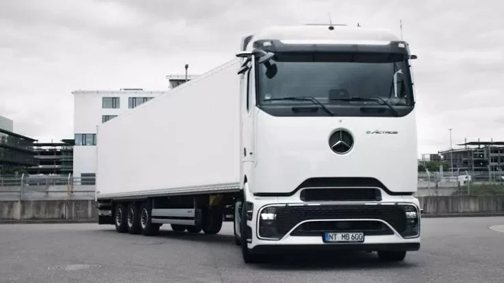 Mercedes-Benz Luncurkan...