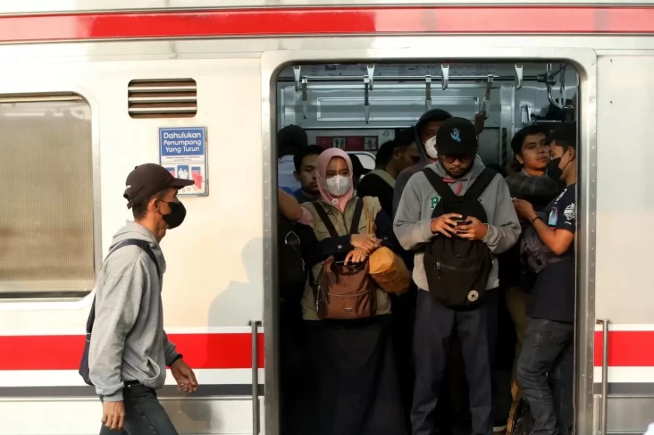 Perjalanan KRL Tanah...