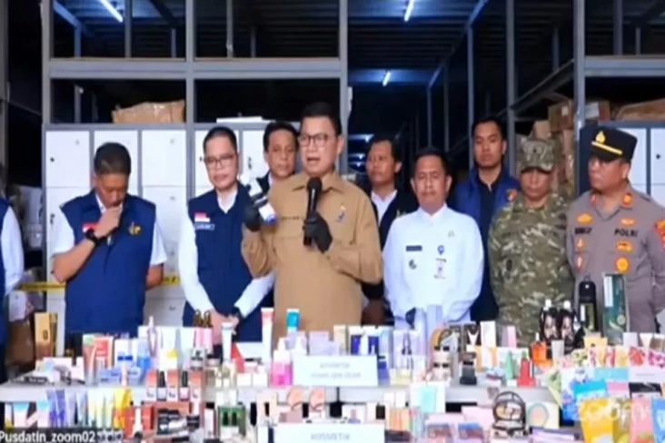 Bongkar Gudang Penyimpanan...