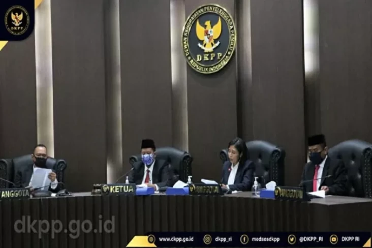 DKPP Pecat Ketua Bawaslu...