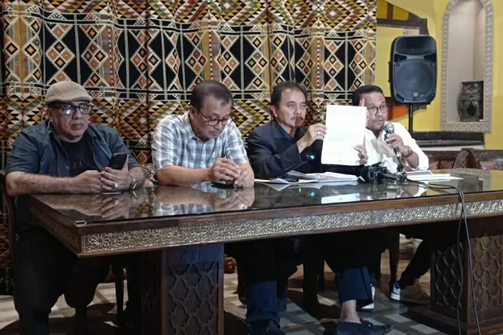 Kubu Roy Suryo Tepis...
