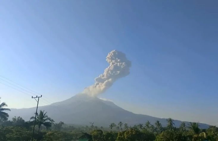 Gunung Lewotobi Laki-laki...