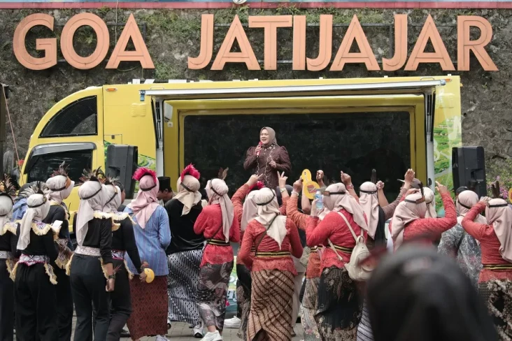 Hadirkan Panggung Hiburan...