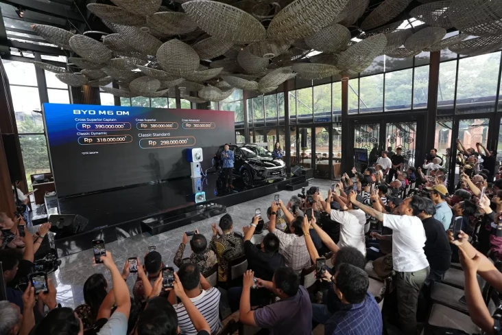 Harga BYD M6 DM Dirilis:...