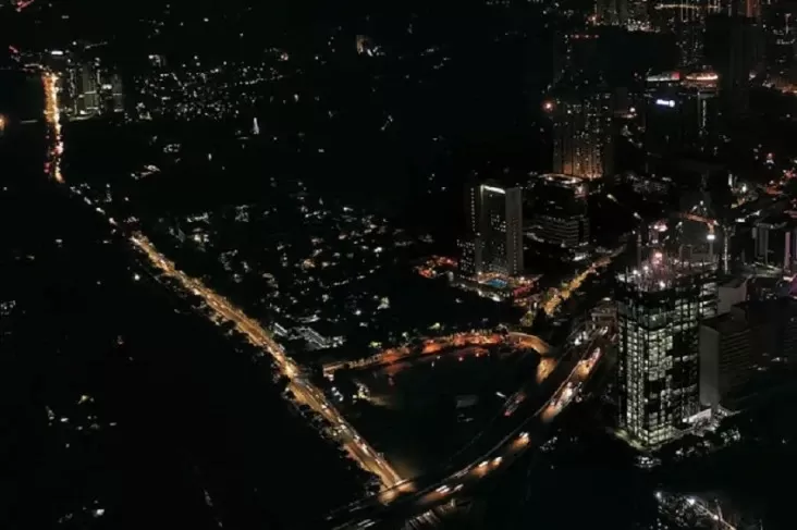 Malam Ini, Lampu Jalan...