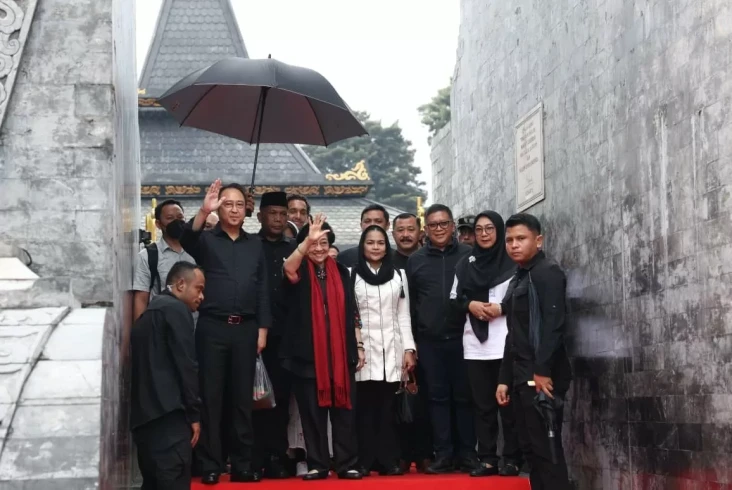 Megawati Ziarah ke Makam...