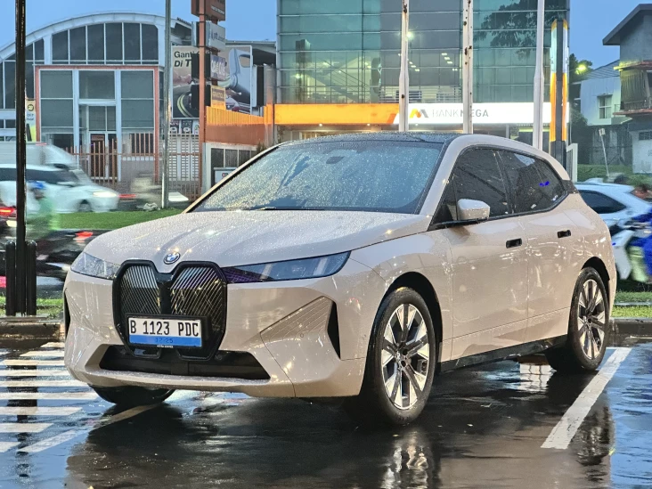 BMW iX xDrive45, Kemewahan...
