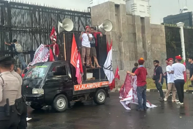 Aksi Demo di Gedung...