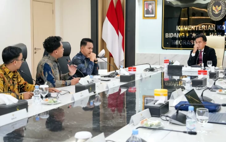 Yusril Dialog dengan...