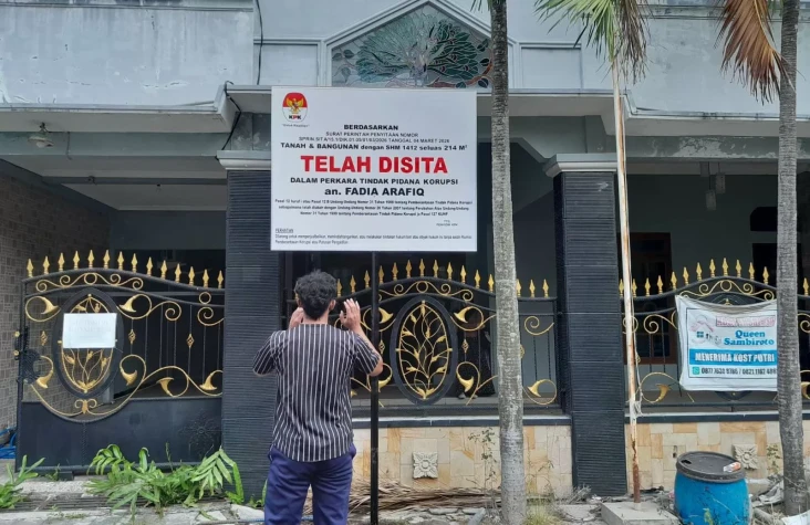 KPK Sita Rumah Bupati...